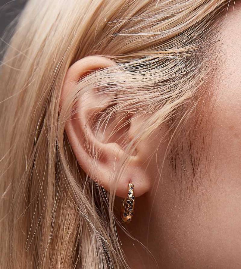 Seol + Gold - Mini-Creolen aus 18-karätigem Gold-Vermeil mit sternförmigen Schmucksteinen in Saphir-Optik-Goldfarben von Seol + Gold
