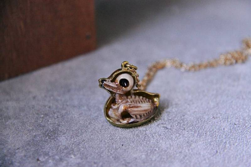 Anatomisch Eines Enten-Skeletts Anhänger Mit Hand-Fertigkeit Gemalt Farbe Emaille/Schmuck Halskette Von September Raum von SeptemberRoom