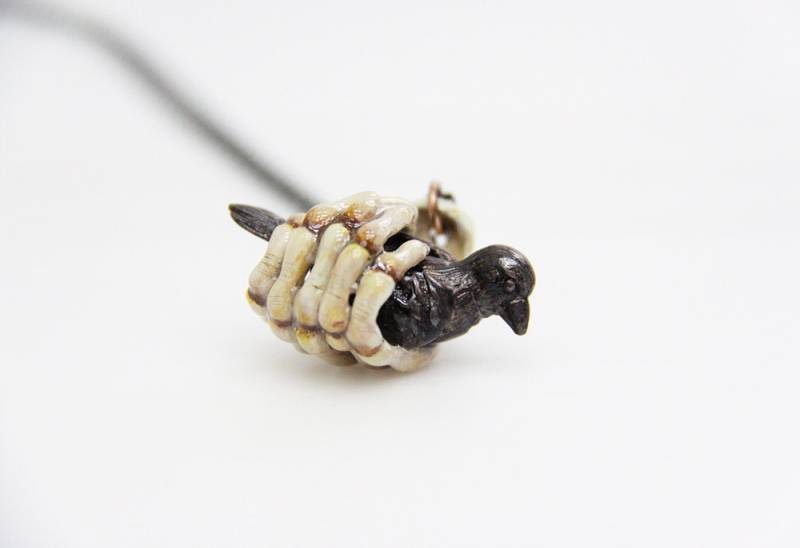 Hand-Skelett Mit Krähe Halskette/Hand-Gefertigte Farbe Schmuck Nur Bei September Zimmer von SeptemberRoom