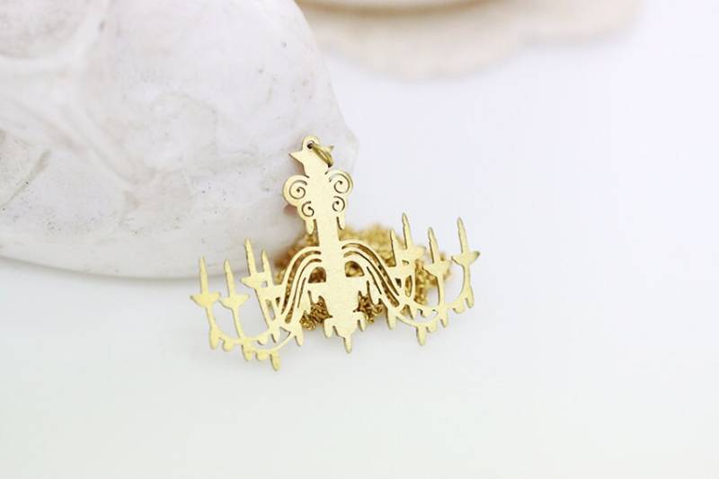 Handgefertigter Goldener Kronleuchter-Anhänger/Handgefertigter Moderner Antiker Schmuck von SeptemberRoom