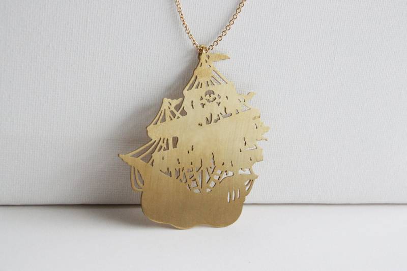 Piraten-Schiff Hand Handwerk Anhänger Halskette/Golden Messing Material Vintage Style Schmuck Lange Kette Frau Zubehör von SeptemberRoom