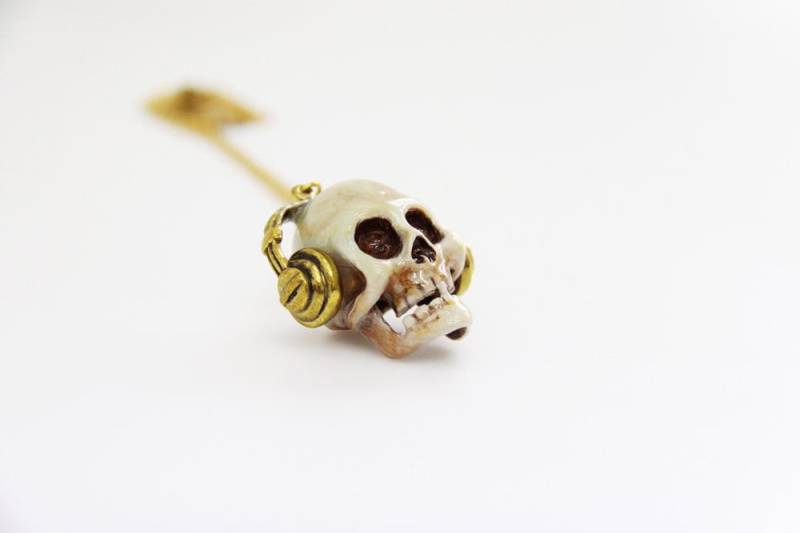 Schädel Mit Dj Kopfhörer Anhänger Halskette Handbemalte Farbe von SeptemberRoom