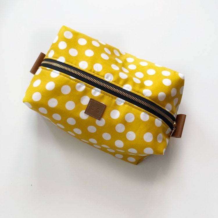 Gelb Gepunktete Kastige Makup Tasche Mit Gelbem Innenleben von SeptemberSkye