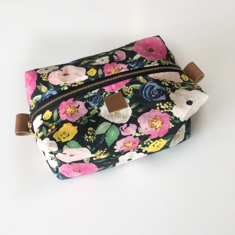 Kastige Kosmetiktasche Mit Schwarzem Blumenmuster Und Festem Korallendekor von SeptemberSkye