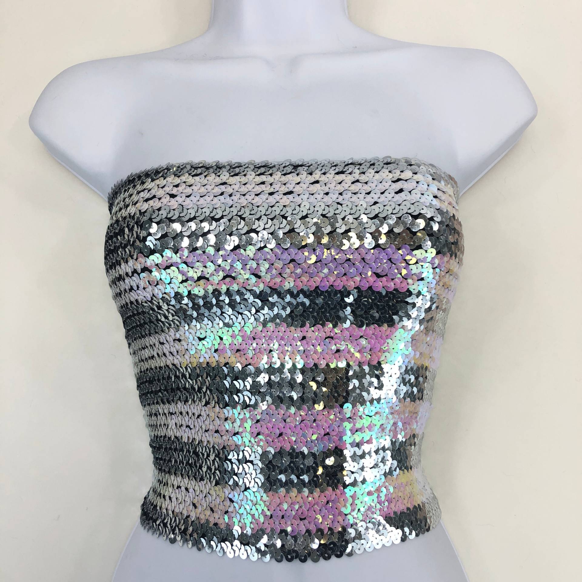 Silber Und Opal Pink Gestreifte Pailletten Trägerloses Schlauch Top von SequinKing
