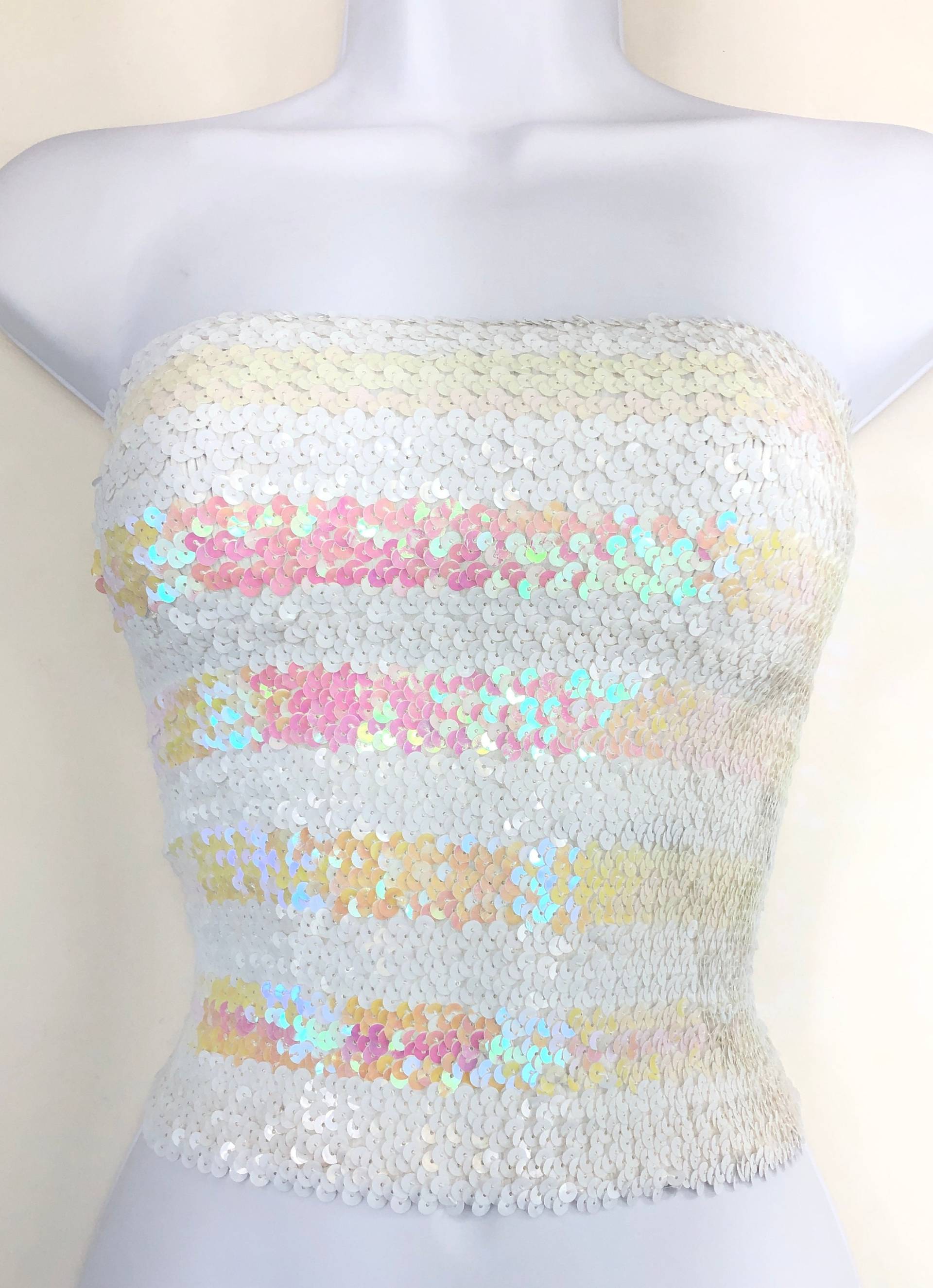 Weiß Und Opal Pink Gestreiftes Pailletten Trägerloses Schlauch Top von SequinKing