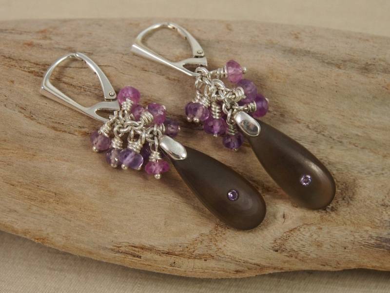Feminine Und Dennoch Unfussy Kaskadenohrringe Aus Gefrostetem Rauchquarz, Mauve Rosa Saphir, Lila Zirkonia & Sterling Silber Feminine Und Dennoch Unfussy Kaskadenohrringe Aus Gefrostetem Rauchquarz, Mauve Rosa Saphir, Lila Zirkonia & Sterling Silber von SeraglioDesigns