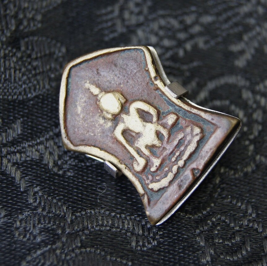 Old Thai Buddhist Amulet Made Into Pin Brooch von Seraii