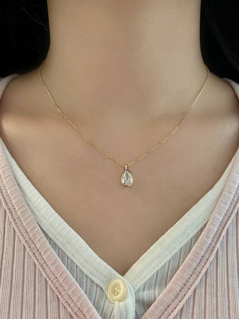 1 Karat Birnen-Lab-Gewachsene Diamant-Halskette 750Er Gelbgold-Blütensolitär von SerenDiamonds