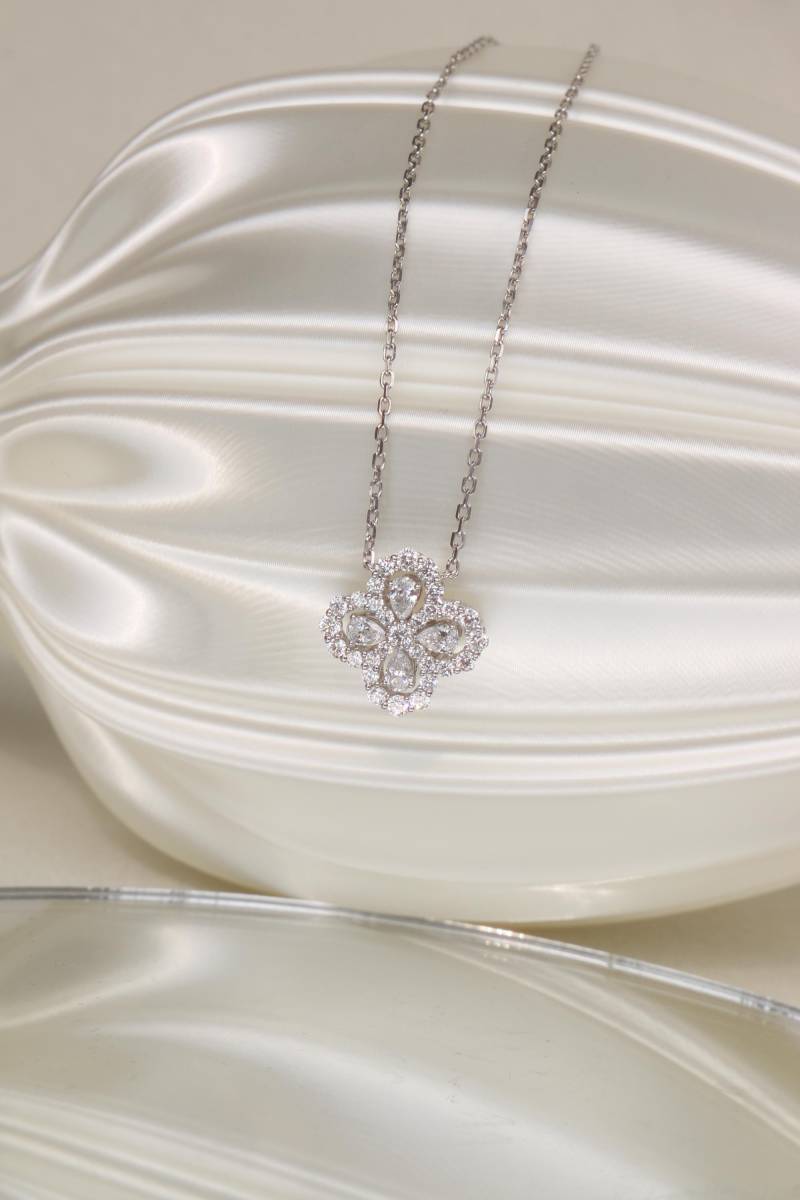 18K Gold Vier Blatt Klee Lab Gewachsen Diamant Anhänger Halskette von SerenDiamonds