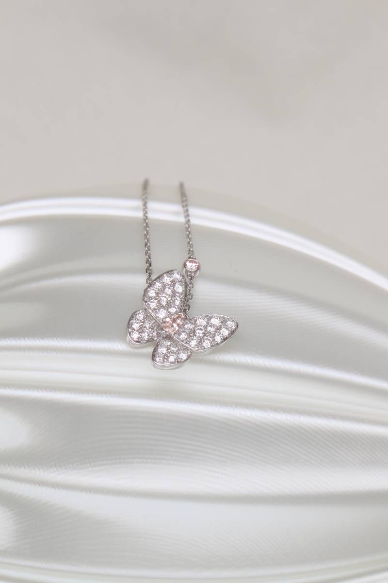 18K Weißgold Diamant Schmetterling Anhänger Halskette Labor Gewachsene Diamanten von SerenDiamonds