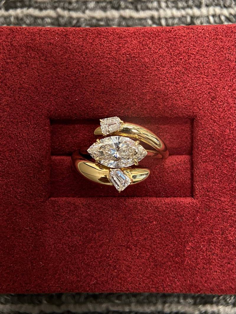 2.0 Ct Marquise F Vs1 Lab Zuchtdiamant Verlobungsring/East West Gelbgold 3 Steinring 2 Ringe Brautsets von SerenDiamonds