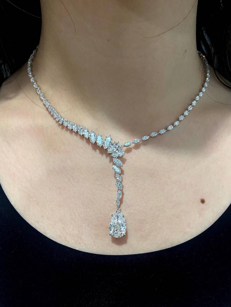 5.8 Karat Pear Lab Diamant-Halskette 18K Gold Marquise Side Stone Anhänger von SerenDiamonds