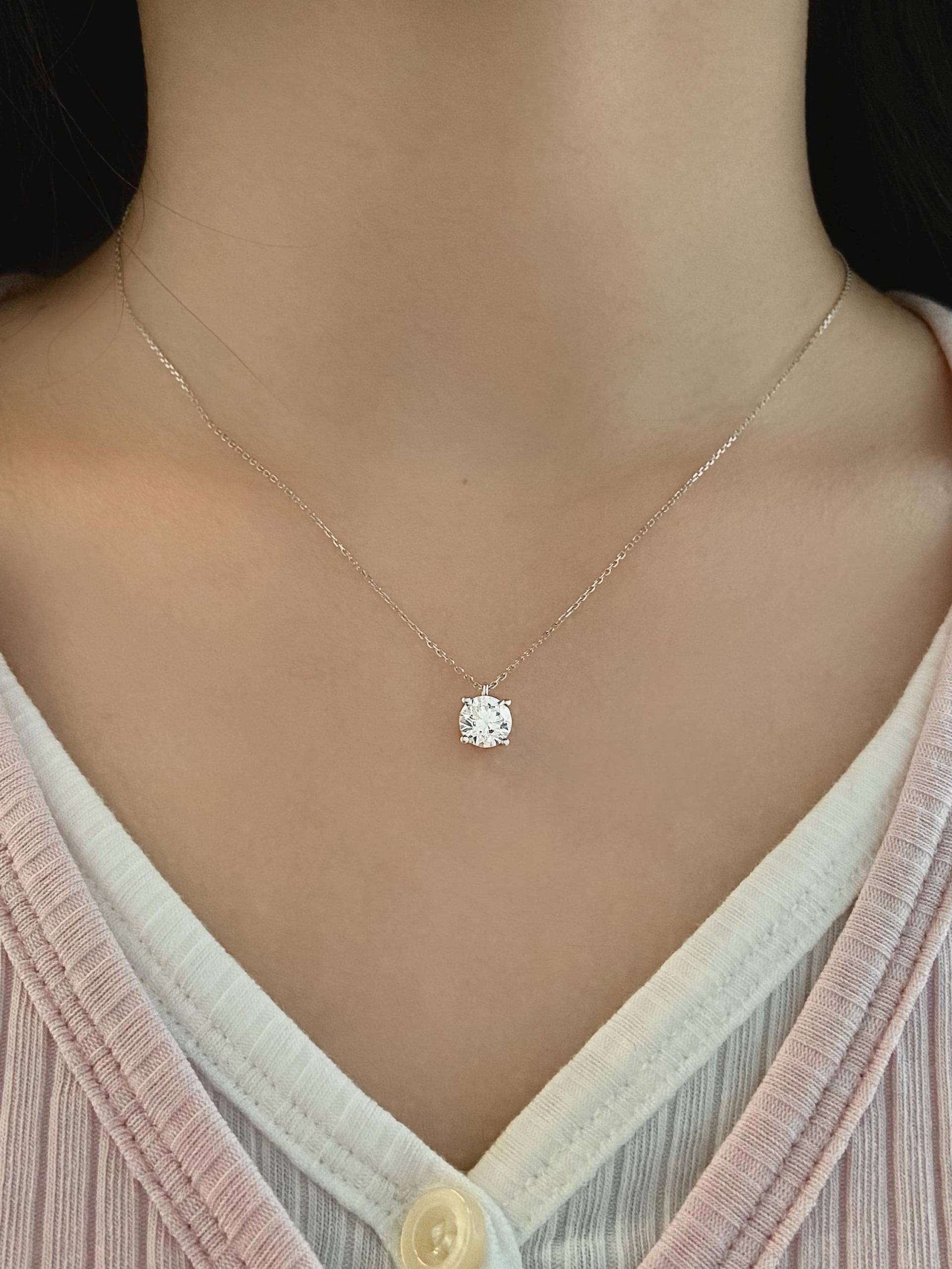 Halskette 1 Karat Rundschliff F Vs1 Labor Gewachsene Diamant-Halskette Igi-Zertifikat 18K Gelbgold/Anhänger-Halskette Solitär-Anhänger-Halskette von SerenDiamonds