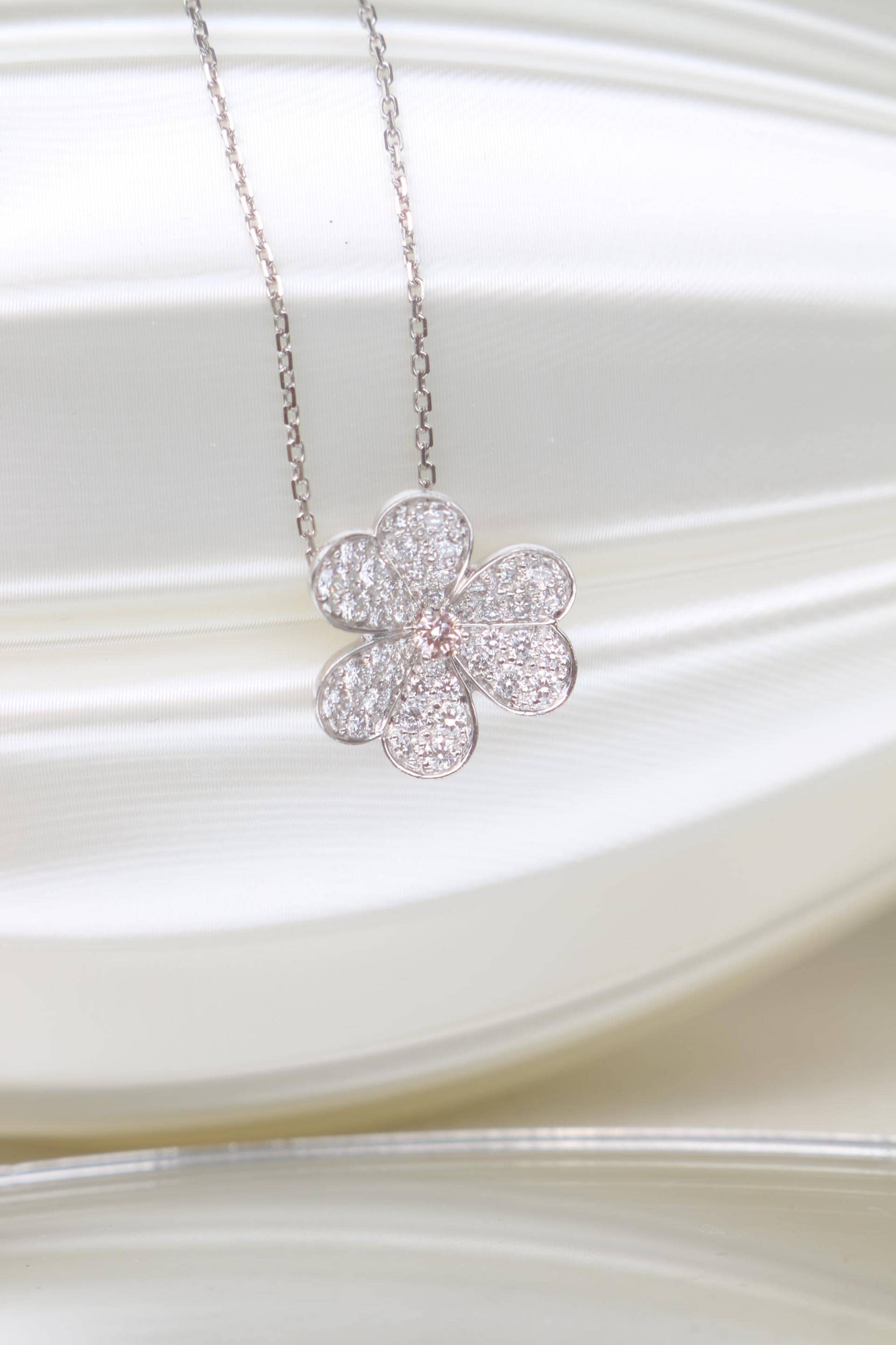 Labor Gewachsene Diamant Anhänger Halskette/18K Gold Klee Halskette/Viel Glück Anhänger/Blumen Charm/Diamant Cluster Halskette von SerenDiamonds