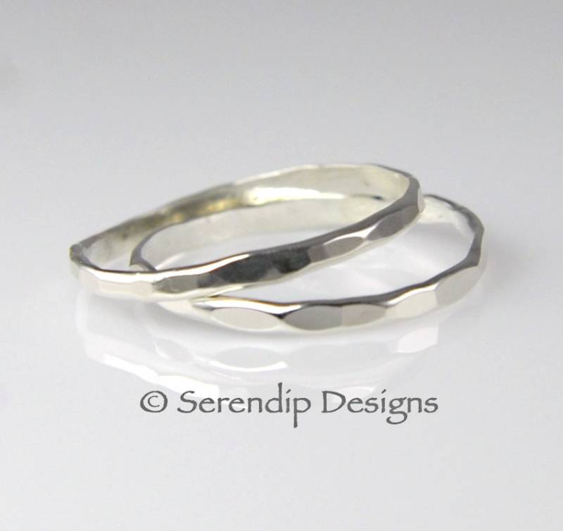 2 Gehämmerte Argentium Sterling Silber Ringe, Stapelbare Rustikale Ringe 2 Gehämmerte Argentium Sterling Silber Ringe, Stapelbare Rustikale Ringe von SerendipDesignsJewel