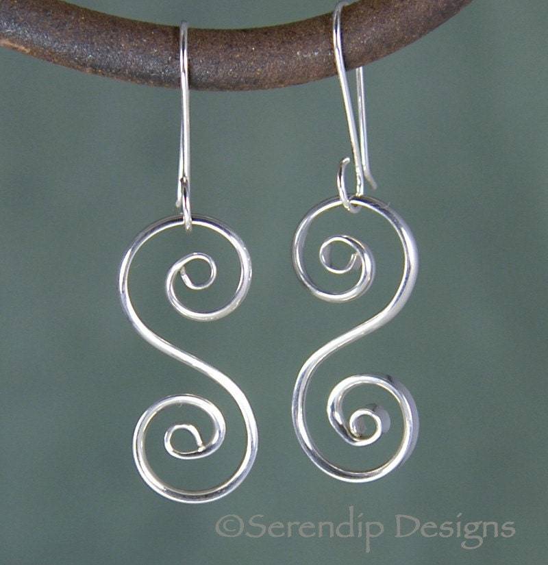 Argentium Silber Buchstabe S Ohrringe, Sterling Glänzend Spiral Elizabeth Ohrringe Se20 von SerendipDesignsJewel