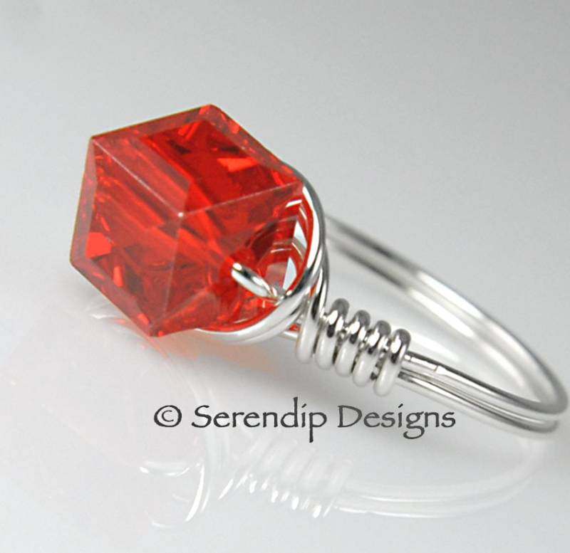 Argentium Sterling Silberring, Leuchtend Roten Swarovski-Kristall Cube Statement Ring, Benutzerdefinierte Silber Draht Umwickelt Ring von SerendipDesignsJewel