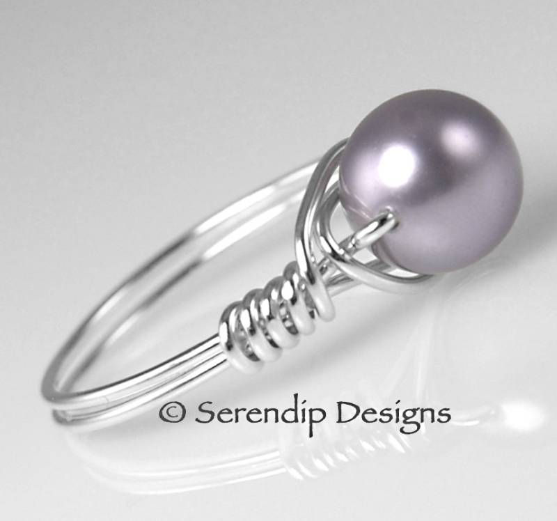 Draht Umwickelt Lila Perle Solitär-Ring, Sterling Silber Benutzerdefinierte Lavendel Perlenring, Argentium Ring in Ihrer Größe von SerendipDesignsJewel