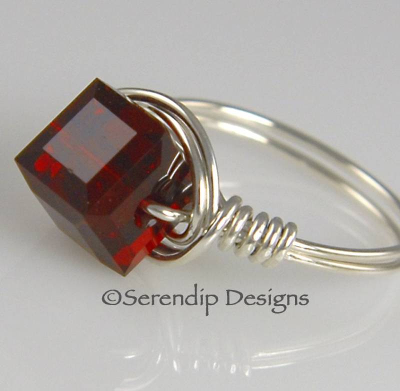 Draht Umwickelt Swarovski Crystal Cube Rot Argentium Silber Ring, Aussagering, Januar Birthstone Granat Ring Draht Umwickelt Swarovski Crystal Cube Rot Argentium Silber Ring, Aussagering, Januar Birthstone Granat Ring von SerendipDesignsJewel