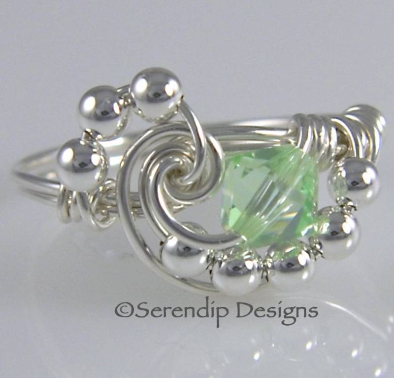 Drahtring, Argentium Sterling Silber Und Swarovski Kristall Galaxy Ring, Blass Grün Ring Drahtring, Argentium Sterling Silber Und Swarovski Kristall Galaxy Ring, Blass Grün Ring von SerendipDesignsJewel