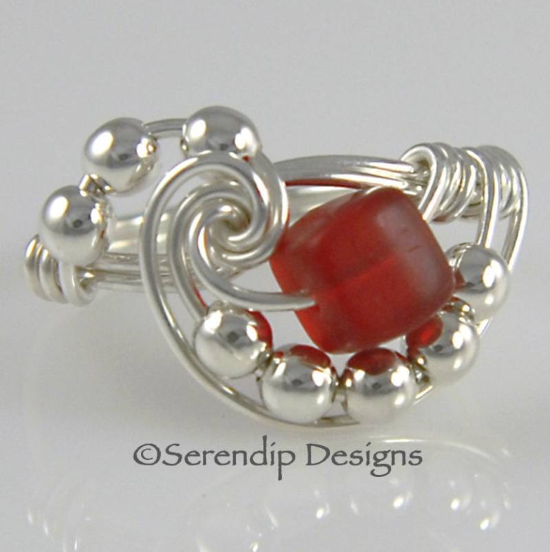 Gewickelter Ring, Sterling-Silber-Rot-Strand-Glaswürfel, Galaxy Argentium Silber Ring Gewickelter Ring, Sterling-Silber-Rot-Strand-Glaswürfel, Galaxy Argentium Silber Ring von SerendipDesignsJewel