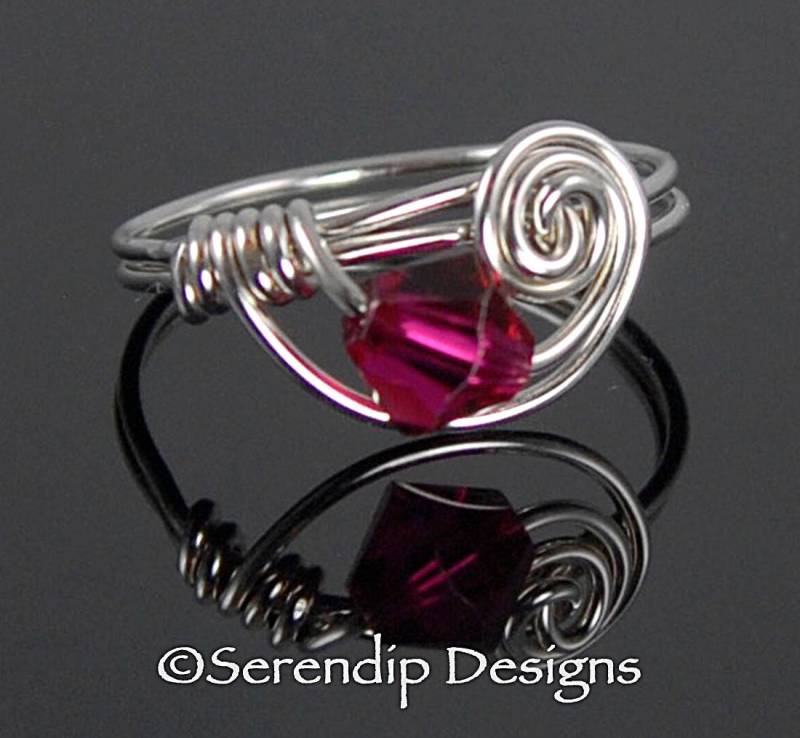 Juli Birthstone Ring Aus Sterlingsilber, Rubin Mit 6mm Swarovski Geburtsstein Kristall, Argentium Silber Spiralring Juli Birthstone Ring Aus Sterlingsilber, Rubin Mit 6mm Swarovski Geburtsstein Kristall, Argentium Silber Spiralring von SerendipDesignsJewel