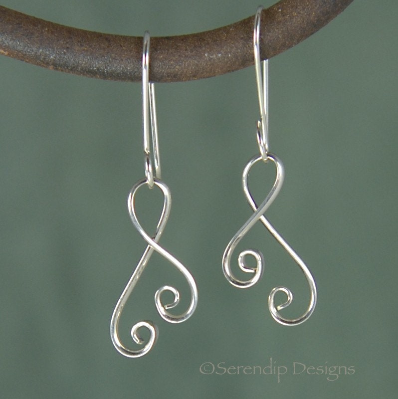 Kleine Argentium Doppel-Spiralen, Glänzend Silber Kleine Ampersand Ohrringe Se29 von SerendipDesignsJewel