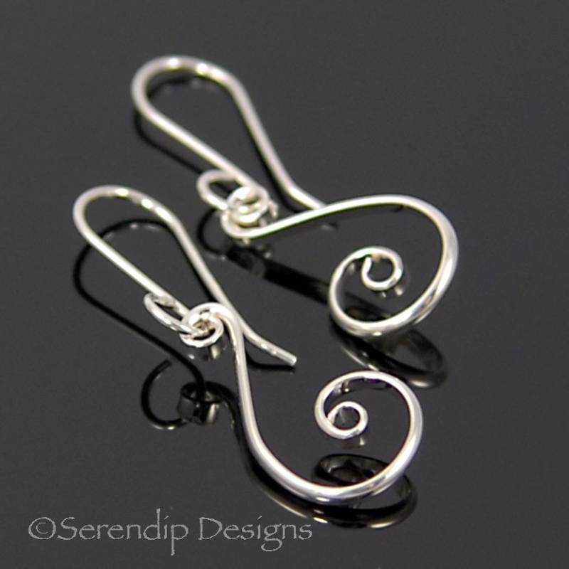 Kleine Silber Fibonacci Spirale Ohrringe, Zierliche Argentium Sterling Spirale, Kleine Kiki Ohrringe Se7 von SerendipDesignsJewel