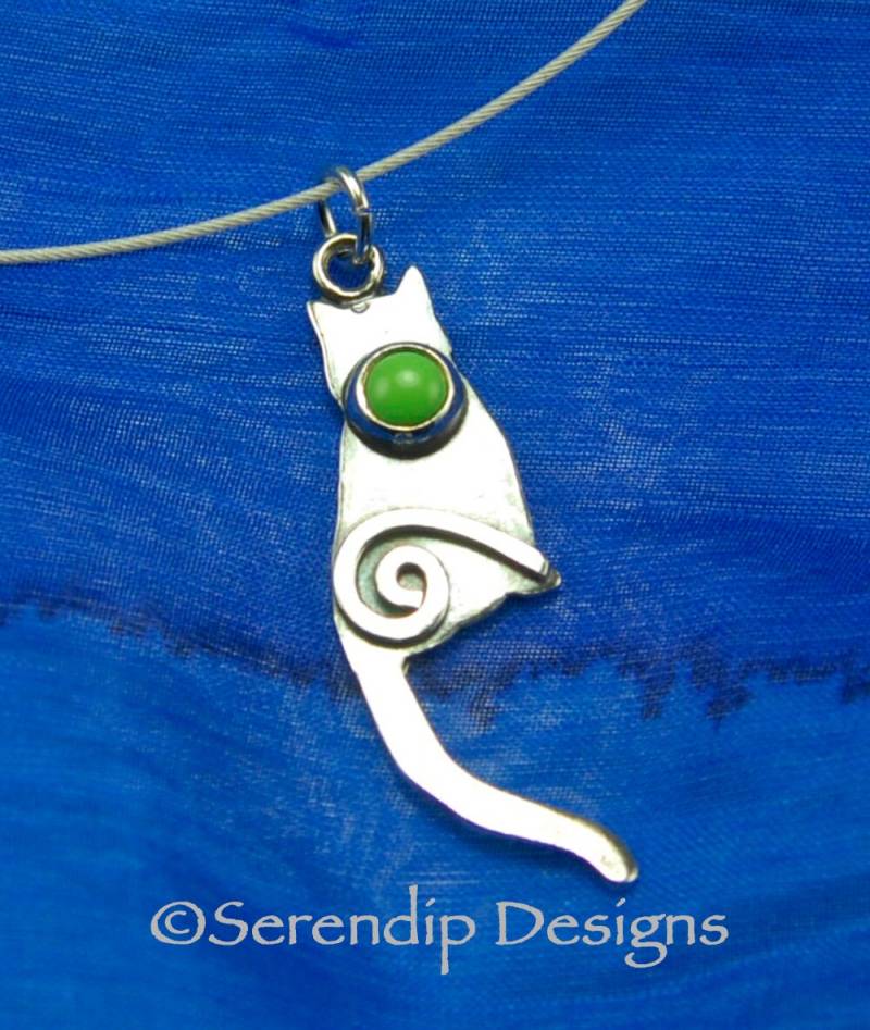 Silber Katze Halskette Mit Grünen Gaspeite Cabochon Und Spirale, Glänzend Edelstein, Kitty Silber Katze Halskette Mit Grünen Gaspeite Cabochon Und Spirale, Glänzend Edelstein, Kitty von SerendipDesignsJewel
