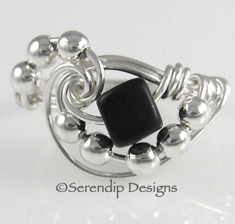 Sterling Draht Umwickelt, Ring, Argentium Silber Schwarz Strand Glas Würfel Galaxy Matt Und Ring Sterling Draht Umwickelt, Ring, Argentium Silber Schwarz Strand Glas Würfel Galaxy Matt Und Ring von SerendipDesignsJewel