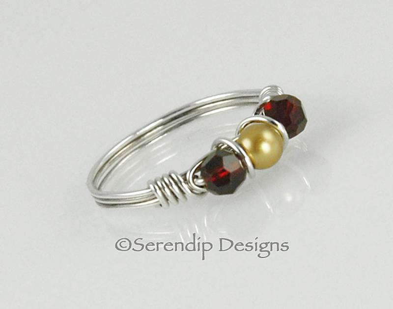 Zierliche Sterling Silberring Mit Granat Kristalle Und Gold Perle, Swarovski-Kristallen Perlen Gewickelt Januar Birthstone Ring, 4mm Cpc Zierliche Sterling Silberring Mit Granat Kristalle Und Gold Perle, Swarovski-Kristallen Perlen Gewickelt Januar Birthstone Ring, 4mm Cpc von SerendipDesignsJewel