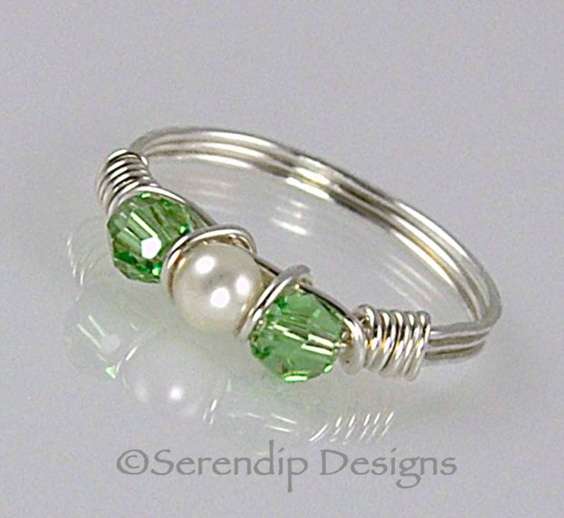 Zierliche Sterling Silberring Mit Peridot Kristalle Und Weiße Perle, Swarovski-Kristallen Perlen Gewickelt August Birthstone Ring, 4M Cpc Zierliche Sterling Silberring Mit Peridot Kristalle Und Weiße Perle, Swarovski-Kristallen Perlen Gewickelt August Birthstone Ring, 4M Cpc von SerendipDesignsJewel
