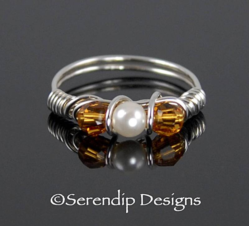 Zierliche Sterling Silberring Mit Topas-Kristallen, Weiße Perle, Swarovski-Kristallen Und Perlen Gewickelt, November Birthstone Ring, 4M Cpc von SerendipDesignsJewel