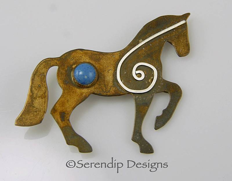 sterling Silber Patina Lipizzaner Pferd Brosche Mit Denim Lapislazuli Und Wellig Spirale Pin, Reitsport sterling Silber Patina Lipizzaner Pferd Brosche Mit Denim Lapislazuli Und Wellig Spirale Pin, Reitsport von SerendipDesignsJewel