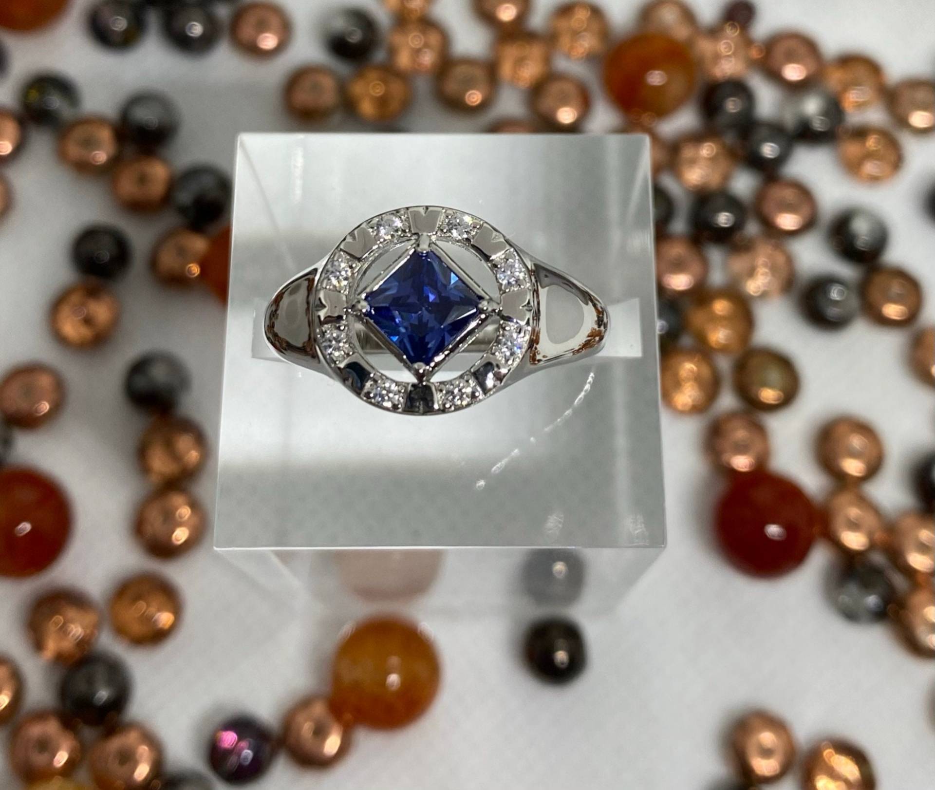 Na Service Symbol Ring Mit Farbigem Stein in Der Mitte Und Klarem Cz Kreis | Nar-04 von Serendipity1953