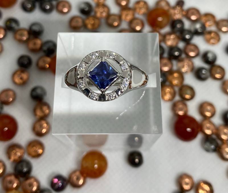 Na Service Symbol Ring Mit Farbigem Stein in Der Mitte Und Klarem Cz Kreis | Nar-04 von Serendipity1953