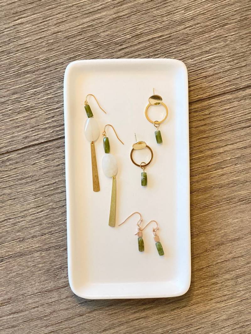 Grün Und Weiß Stein Statement Ohrringe | Steinelemente Gold-Kollektion Grüne Weiße Steine Herbst Kostenloser Versand von SerendipityBaublesCo