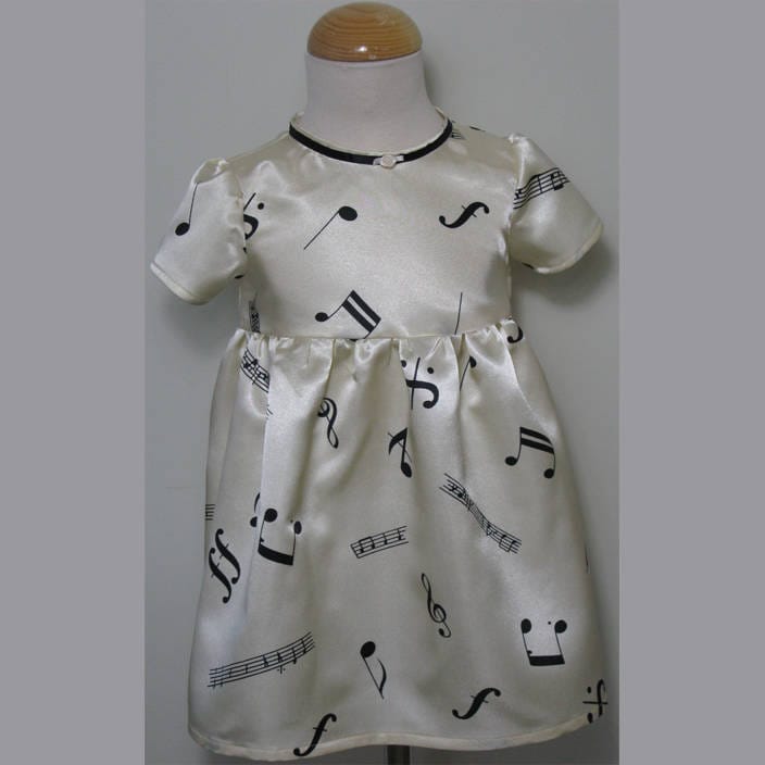 Mädchen Satin Party Kleid Alter 3 Musik Druck von SerendipityGDDsShop