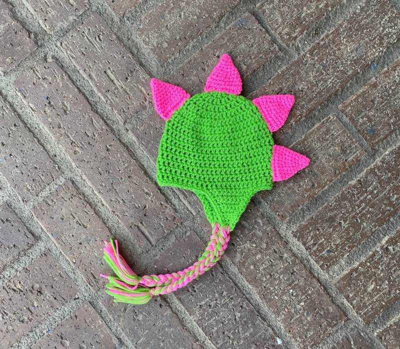 Gehäkelter Dinosaurier Hut Mit Spikes - Fotografie Requisite, Neugeborene, Säuglinge, Kleinkind, Kindergrößen [Spring Green & Pretty in Pink] von SerenelyStitchedShop