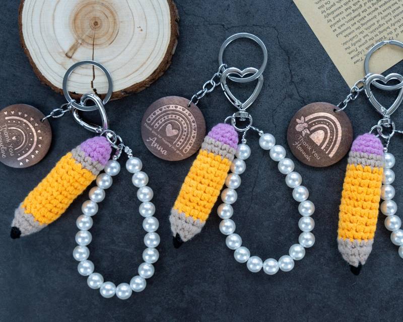 Personalisierte Häkeln Bleistift Lehrer Schlüsselanhänger Individuell Gravierte Holzscheibe von SereniShe