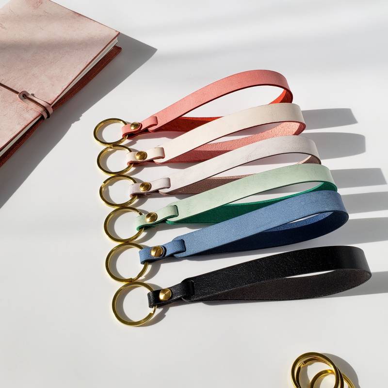 Lederarmband Schlüsselanhänger Personalisierter Schlüsselanhänger Aus Messing, Geschenk Unter 25 von SereniiKey