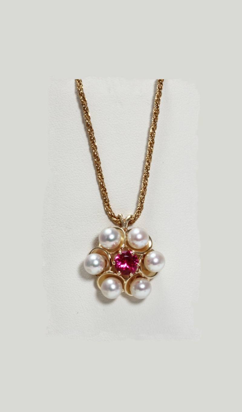 Runder Anhänger Aus 14 Karat Gelbgold Zuchtperle Und Rosa-Rotem Glasstein von SergesCo