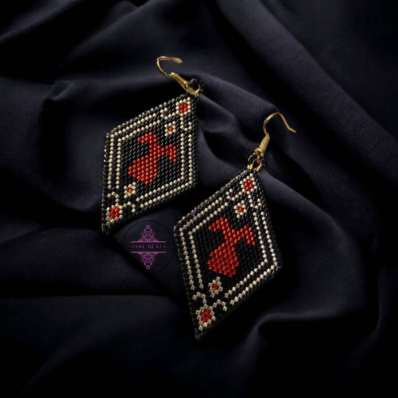 Auf Bestellung Gefertigte Mmiwg-Ohrringe Zur Unterstützung Der Native Women's Association Of Canada von SerialBeader