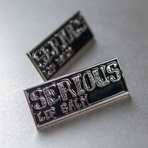 Seriöser Logo Pin von SeriousLipBalm