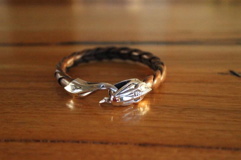 Handgemachter Massiver Sterling Silber Armreif Mit Schlangenkopfverschluss Geflochtenem Lederband von SerpentineJewellery