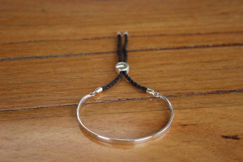 Massiver Armreif Aus Sterlingsilber Mit Schwarz Gewachster Baumwollschnur Und Silberperlen, Verstellbarer Sitz - Einheitsgröße Für Alle von SerpentineJewellery