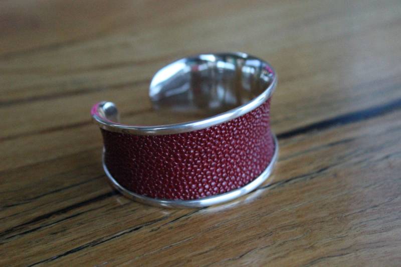 sterling Silber Armreif Mit Platte Aus Rochenfell von SerpentineJewellery