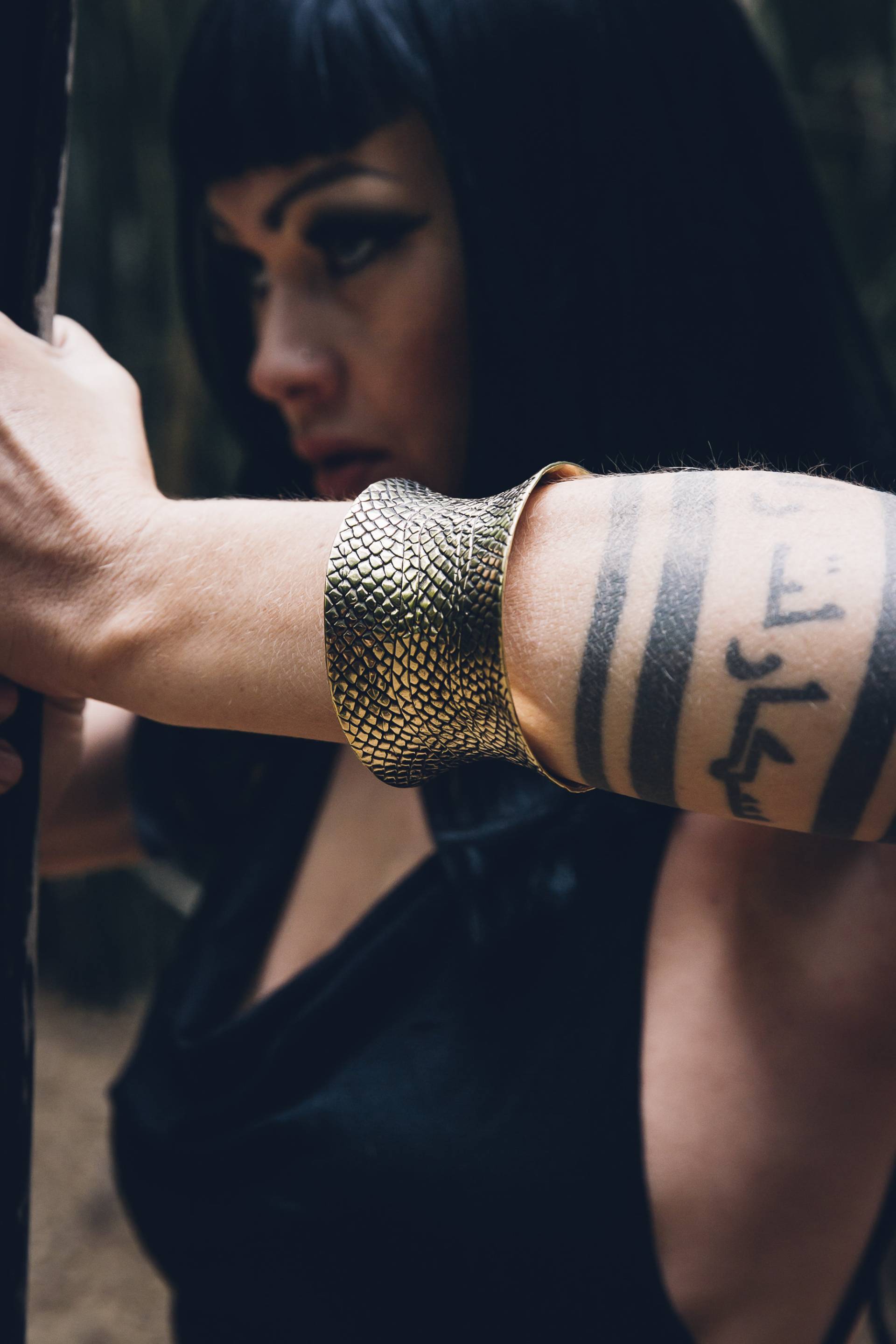 Malika Armband - Chunky Messingarmband Schlangenprint Malika Armband - Chunky Messingarmband Schlangenprint von SerpentineWear