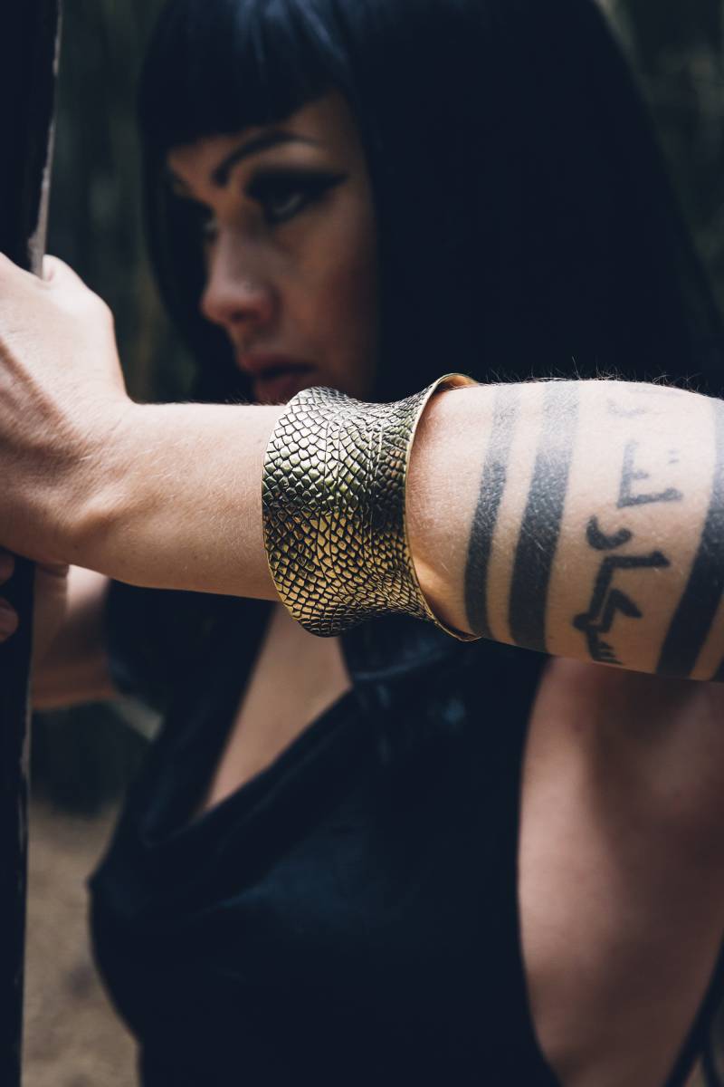 Malika Armband - Chunky Messingarmband Schlangenprint von SerpentineWear